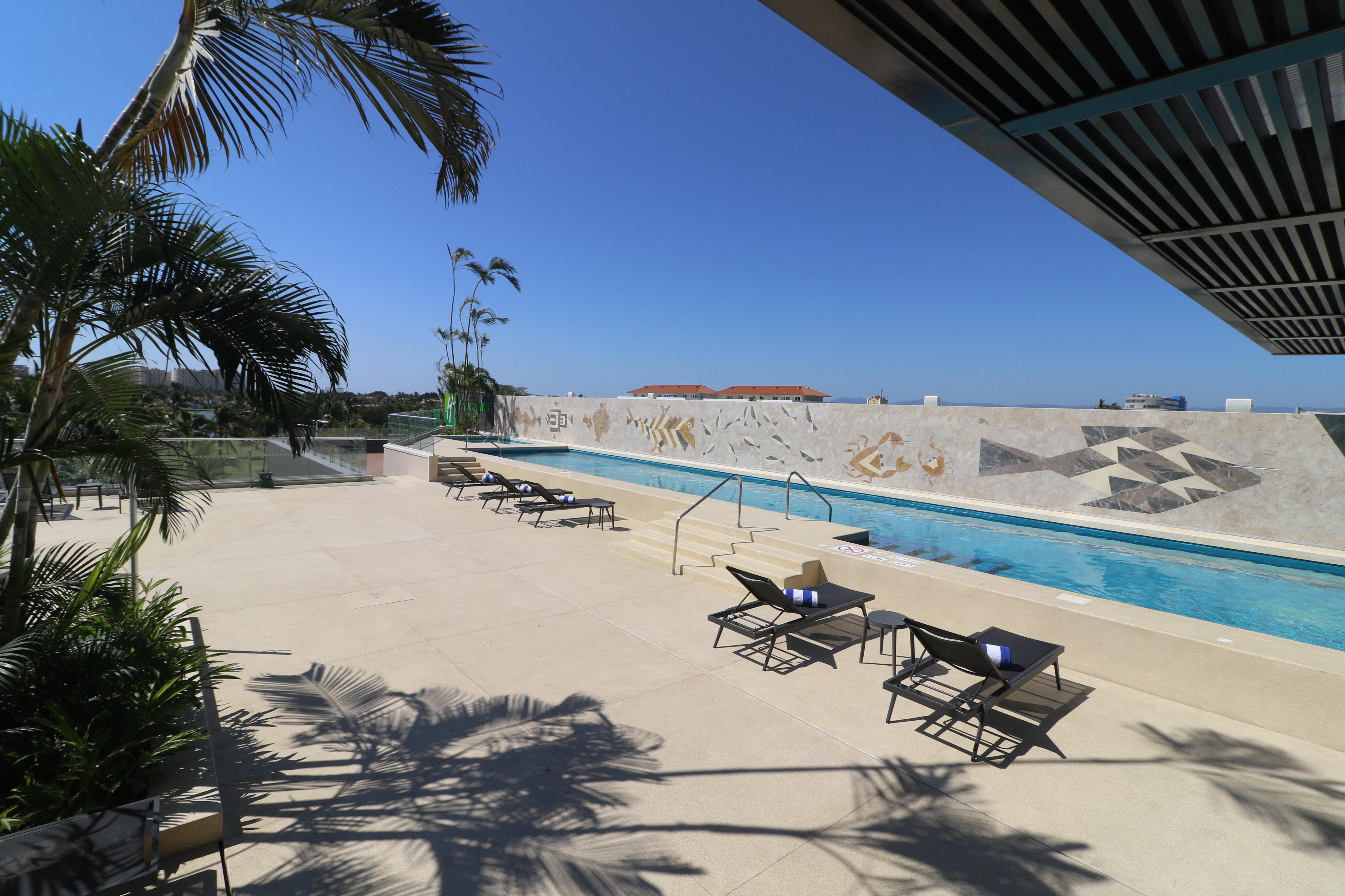 HOLIDAY INN MARINA & SUITES HOLIDAY INN MARINA & SUITES